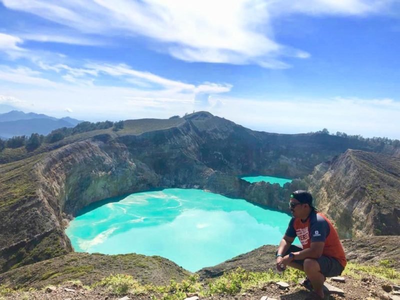 Berfoto di Tepi Danau Kelimutu